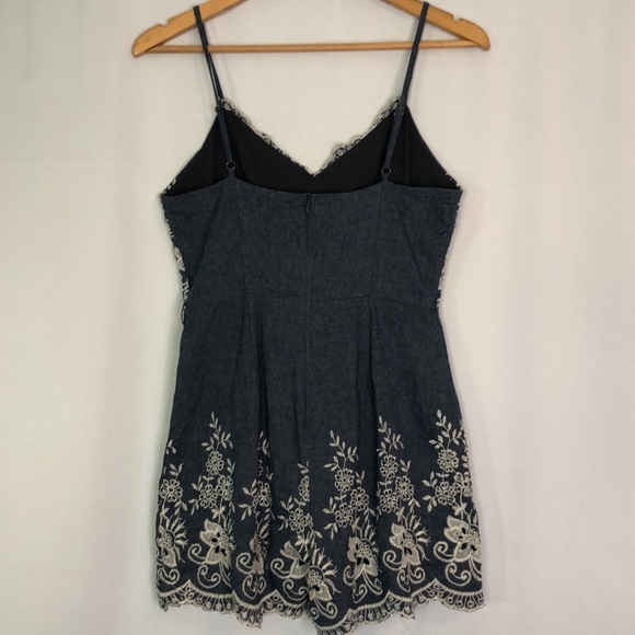 NIKIBIKI FASHION DENIM SCALLOPED SHOULDER STRAPS EMBROIDERED ROMPER SIZE M - Picture 5 of 10
